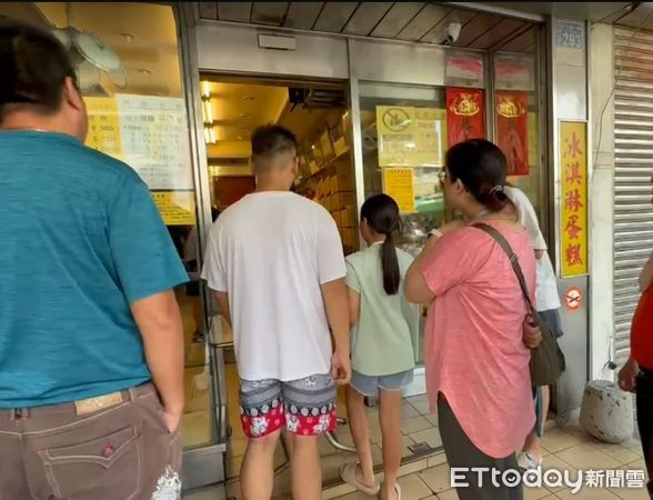▲彰化不二坊開放電話訂購首日又見排隊。（圖／記者唐詠絮攝）