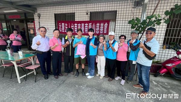 ▲台南愛心慈善會23日前往後壁區菁寮里，捐助25戶受災弱勢家庭。（記者林東良翻攝，下同）