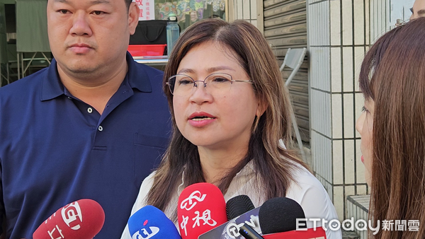 ▲民眾黨立委暨南投縣黨部主委麥玉珍陪同游顥投票。（圖／記者高堂堯攝）