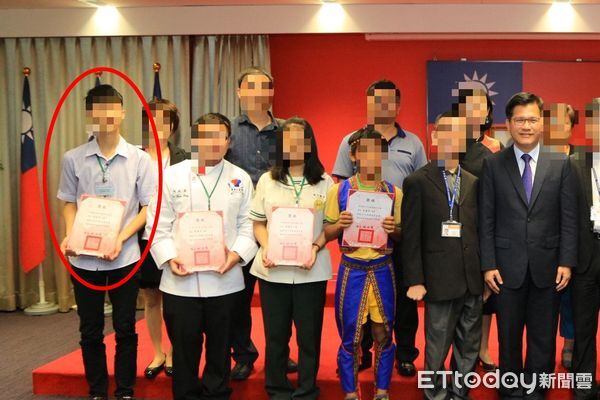 ▲2016年孫男（左一）曾獲頒總統教育獎，回來台中後又受到時任市長林佳龍表揚。（圖／記者許權毅翻攝）