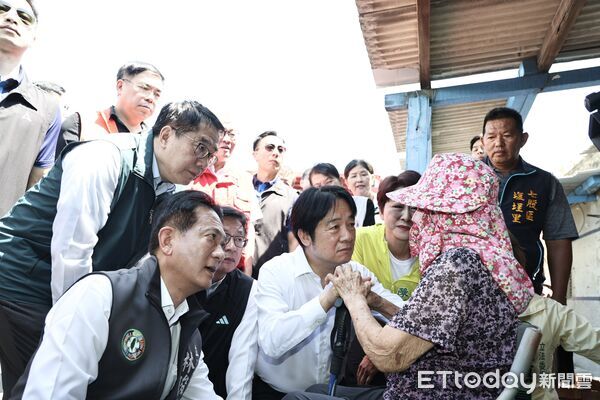 ▲總統賴清德23日前往台南七股視察災後復原，市長黃偉哲陪同報告復原進度。（記者林東良翻攝，下同）