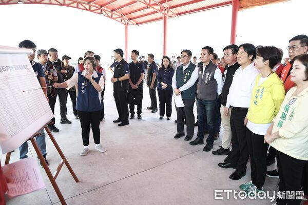 ▲總統賴清德23日前往台南七股視察災後復原，市長黃偉哲陪同報告復原進度。（記者林東良翻攝，下同）