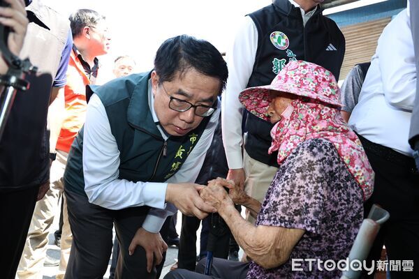 ▲總統賴清德23日前往台南七股視察災後復原，市長黃偉哲陪同報告復原進度。（記者林東良翻攝，下同）