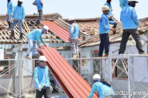 ▲總統賴清德23日赴台南將軍區視察災後修繕，黃偉哲市長全程陪同。（記者林東良翻攝，下同）