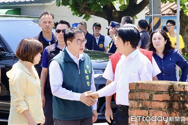 ▲總統賴清德23日赴台南將軍區視察災後修繕，黃偉哲市長全程陪同。（記者林東良翻攝，下同）
