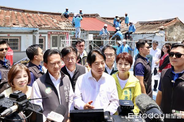 ▲總統賴清德23日赴台南將軍區視察災後修繕，黃偉哲市長全程陪同。（記者林東良翻攝，下同）