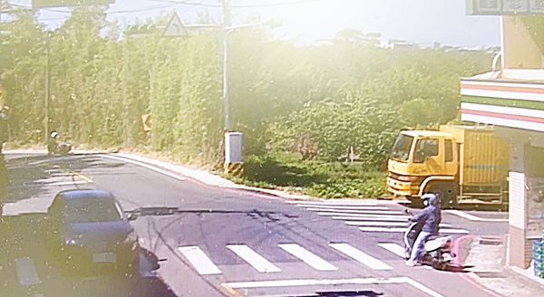 ▲桃園市楊梅區梅高路昨天上午發生自小客車逆向撞上機車，事故後卻肇事逃逸，自小客車肇事後逕自逃離現場，路旁騎士目擊後一臉訝異。（圖／楊梅警分局提供）