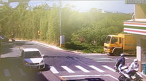 ▲桃園市楊梅區梅高路昨天上午發生自小客車逆向撞上機車，事故後卻肇事逃逸，圖為肇事前撞擊瞬間監視畫面。（圖／楊梅警分局提供）