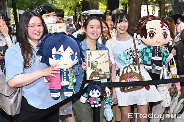 ▲▼《鬼滅之刃》炭治郎聲優花江夏樹、水柱聲優櫻井孝宏媒體見面會，信義區活動現場吸引眾多粉絲到場追星。（圖／記者李毓康攝）