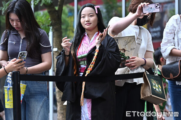 ▲▼《鬼滅之刃》炭治郎聲優花江夏樹、水柱聲優櫻井孝宏媒體見面會，信義區活動現場吸引眾多粉絲到場追星。（圖／記者李毓康攝）