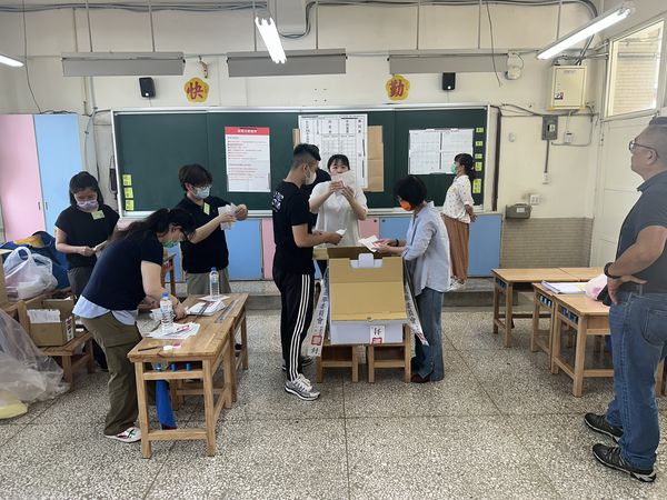 ▲彰化縣核三延役公投，投票所開票情形。（圖／民眾提供）