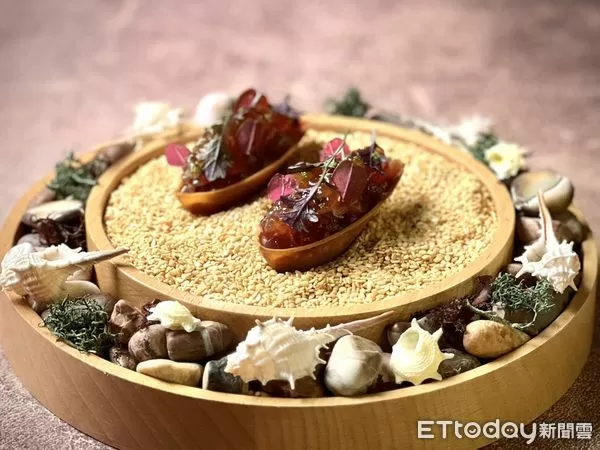 ▲方蒔夏季菜色「風至漁洄-生澎湖鰹魚、澎湖紫菜、柴魚、馬蜂橙」。（圖／方蒔提供）