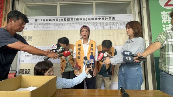 ▲▼南投罷團向支持者鞠躬道歉。（圖／罷團提供）