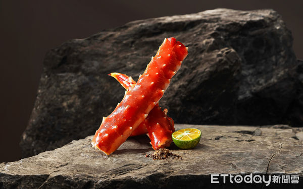 ▲阪前鐵板燒499元加購升級極上帝王蟹腳。（圖／王品提供）