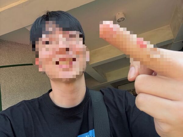 ▲吳益政的兒子吳東燁疑似替姊姊抱不平，上傳一張比中指的照片。（圖／翻攝自threads）
