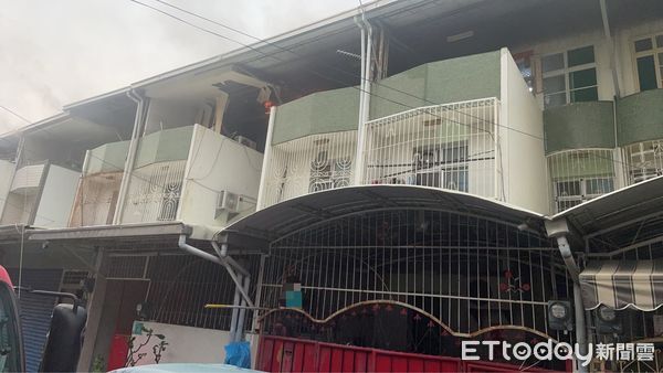 ▲台南市永康區大灣路537巷17弄一處連棟住宅，23日下午5時2分許發生火警，消防人員在20分鐘撲滅火勢，無人受困受傷。（圖／記者林東良翻攝）