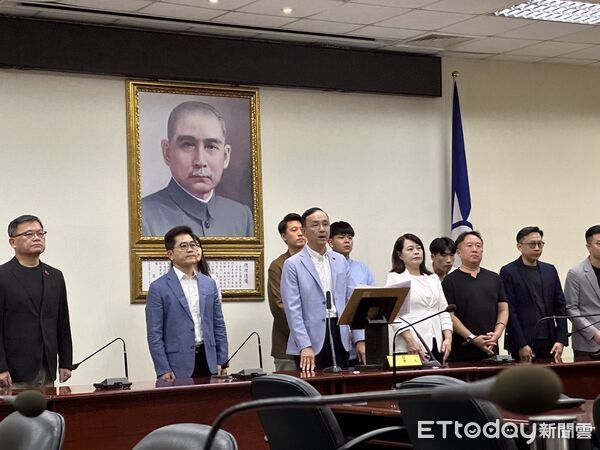 ▲▼國民黨主席朱立倫率黨工職感謝國人。（圖／記者崔至雲攝）