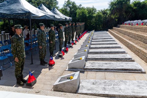 ▲▼823紀念日金防部官兵至烈嶼公墓祭悼追思。（圖/軍聞社）
