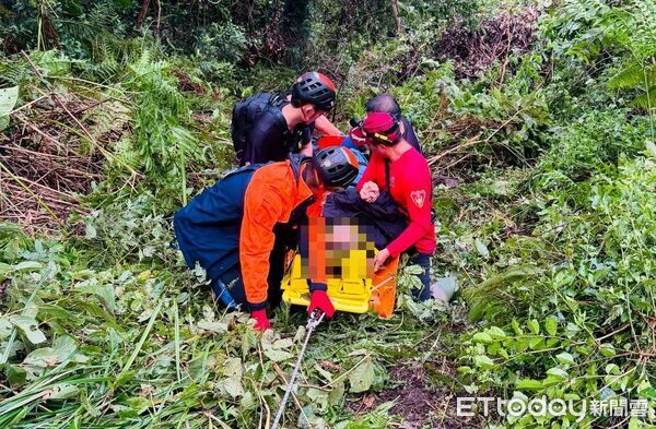 ▲▼南投信義鄉轎車墜200公尺山谷　4人受困全數脫困送醫。（圖／記者高堂堯翻攝）