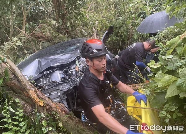 ▲▼南投信義鄉轎車墜200公尺山谷　4人受困全數脫困送醫。（圖／記者高堂堯翻攝）