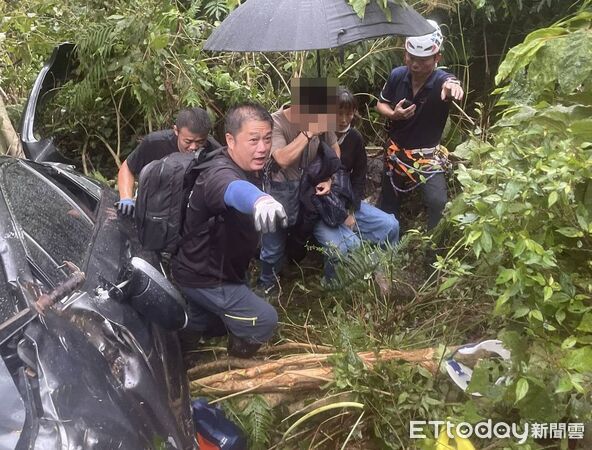 ▲▼南投信義鄉轎車墜200公尺山谷　4人受困全數脫困送醫。（圖／記者高堂堯翻攝）
