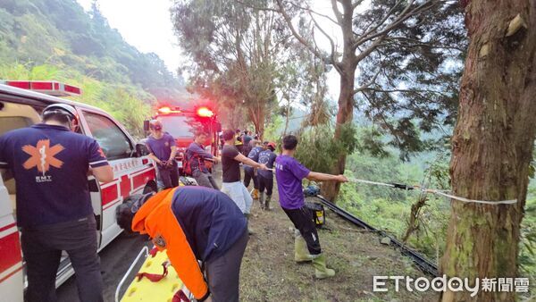▲▼南投信義鄉轎車墜200公尺山谷　4人受困全數脫困送醫。（圖／記者高堂堯翻攝）