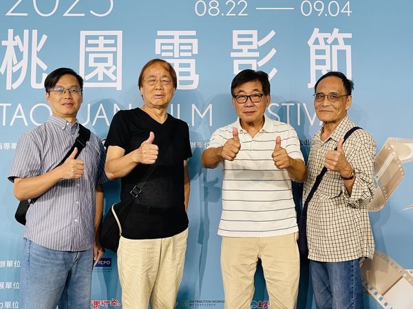 ▲梁修身許多好友來看《筧橋英烈傳》為他喝采，左起：中原大學教授向鴻全、作家陳銘磻、梁修身、作家林文義。（圖／桃園電影節提供）