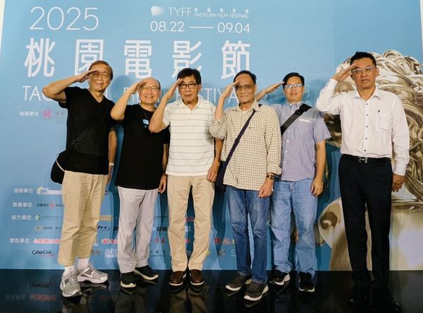 ▲梁修身許多好友來看《筧橋英烈傳》為他喝采，左起：中原大學教授向鴻全、作家陳銘磻、梁修身、作家林文義。（圖／桃園電影節提供）