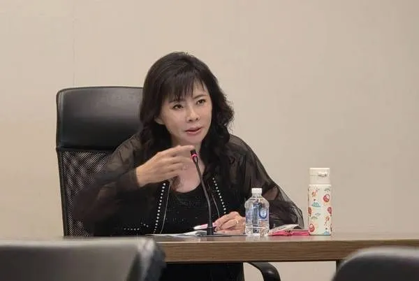 ▲周矢綾公開呼籲儘速修正「護理人員法」。