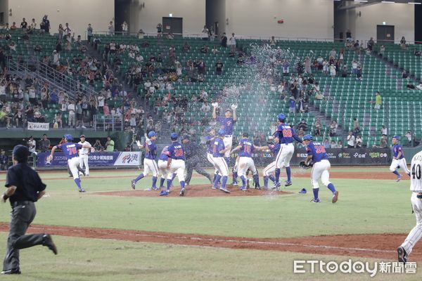 ▲台灣隊在亞青少棒冠軍戰3:0擊敗日本，奪下二連霸金盃。（圖／記者林東良翻攝，下同）