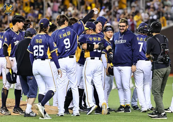 ▲江坤宇「全壘打順其自然」首轟出爐！許基宏再見安打收尾　兄弟4比3險勝雄鷹。（圖／中信兄弟提供）