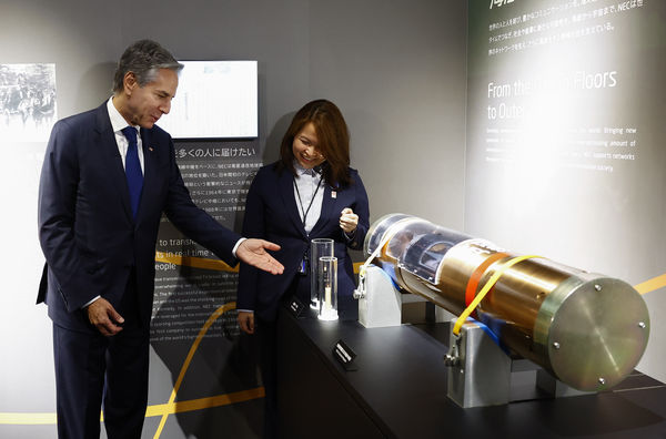 ▲▼時任美國國務卿布林肯（Antony Blinken，左）於2024年7月29日在東京的NEC Future Creation Hub參觀一條海底電纜模型。（圖／達志影像／美聯社）