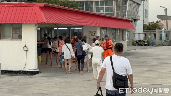小琉球遊艇驚傳故障　17名遊客獲救。（圖／記者陳崑福翻攝）