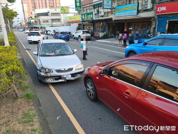 ▲▼     疑似誤踩油門爆衝　波及2車所幸送醫後皆無大礙        。（圖／記者楊永盛翻攝）