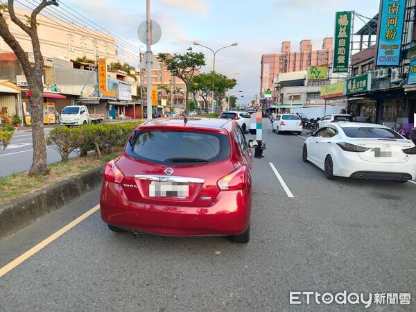 ▲▼     疑似誤踩油門爆衝　波及2車所幸送醫後皆無大礙        。（圖／記者楊永盛翻攝）