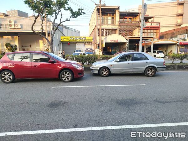 ▲▼     疑似誤踩油門爆衝　波及2車所幸送醫後皆無大礙        。（圖／記者楊永盛翻攝）