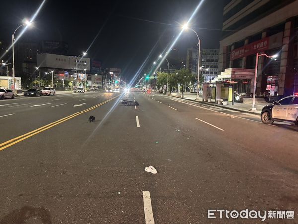 ▲▼             高雄19歲機車騎士，撞上紅燈站在斑馬線上的2名行人。（圖／記者吳奕靖翻攝，下同）