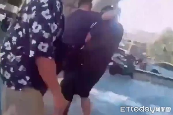 ▲▼朱姓男子在番仔溝公園抽菸，遭勸阻竟毆打家長。（圖／記者翁伊森翻攝)