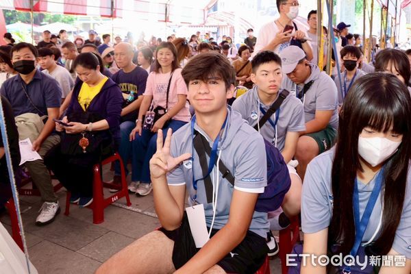 ▲台南「做16歲」成年禮在安平開台天後宮登場，黃偉哲到場祝福學子勇敢迎向新人生階段。（記者林東良翻攝，下同）