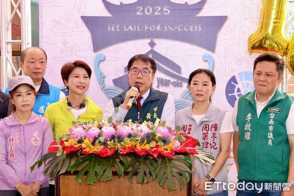 ▲台南「做16歲」成年禮在安平開台天後宮登場，黃偉哲到場祝福學子勇敢迎向新人生階段。（記者林東良翻攝，下同）