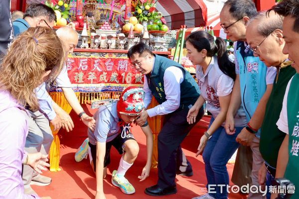 ▲台南「做16歲」成年禮在安平開台天後宮登場，黃偉哲到場祝福學子勇敢迎向新人生階段。（記者林東良翻攝，下同）