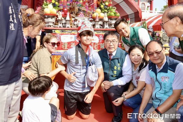 ▲台南「做16歲」成年禮在安平開台天後宮登場，黃偉哲到場祝福學子勇敢迎向新人生階段。（記者林東良翻攝，下同）