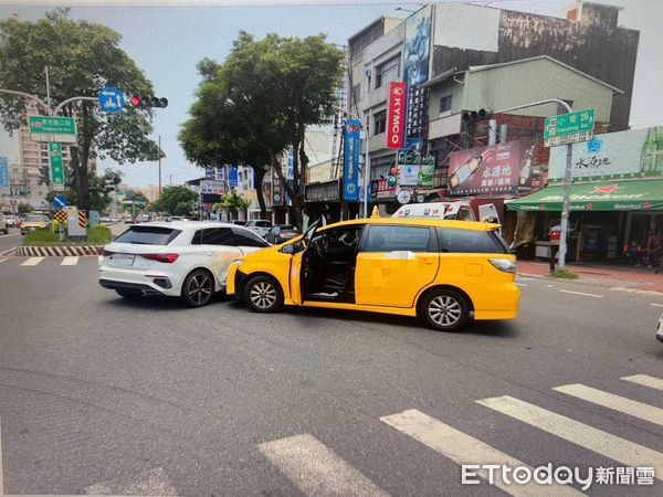 ▲台南市東區小東路與東光路口23日上午發生車禍，計程車與直行轎車碰撞，駕駛受傷送醫無大礙。（記者林東良翻攝，下同）