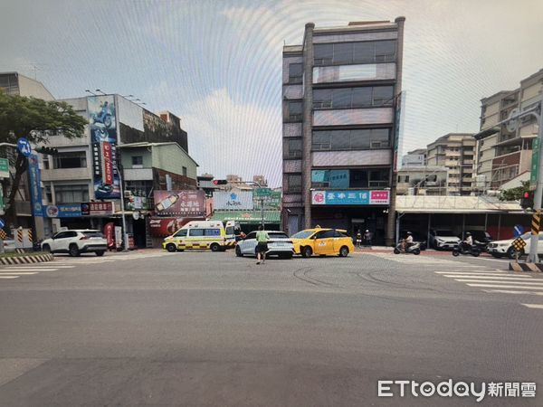▲台南市東區小東路與東光路口23日上午發生車禍，計程車與直行轎車碰撞，駕駛受傷送醫無大礙。（記者林東良翻攝，下同）