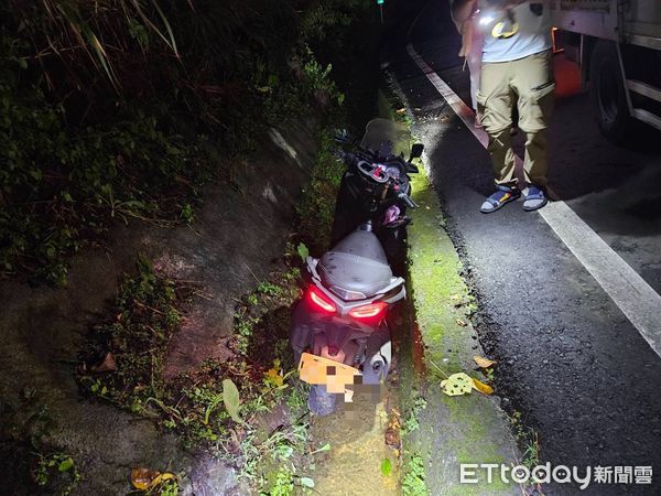 ▲▼    阿里山公路機車摔入水溝　引擎還在發動「騎士卻離奇失蹤」         。（圖／記者翁伊森翻攝）