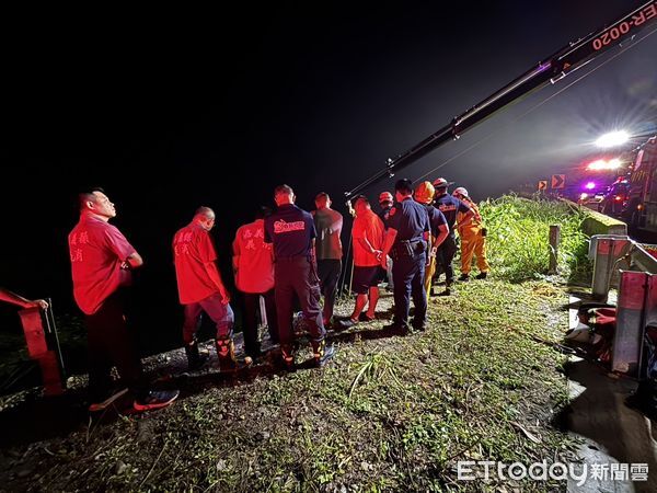 ▲▼    阿里山公路機車摔入水溝　引擎還在發動「騎士卻離奇失蹤」         。（圖／記者翁伊森翻攝）