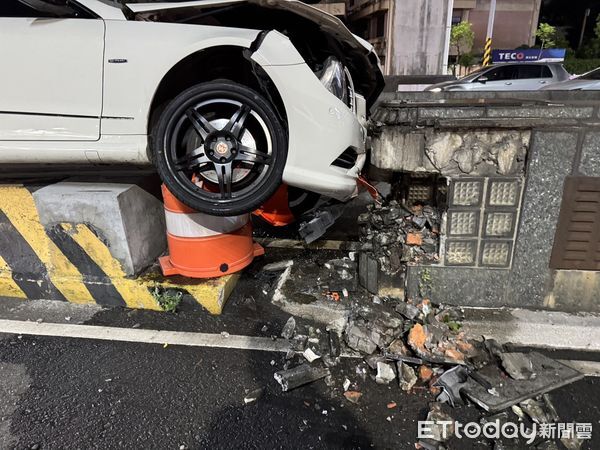 ▲▼羅女開賓士車恍神自撞大漢橋墩，車頭嚴重毀損，羅女頭、四肢受傷送醫             。（圖／記者陳以昇翻攝）