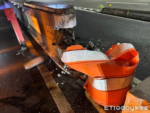 ▲▼羅女開賓士車恍神自撞大漢橋墩，車頭嚴重毀損，羅女頭、四肢受傷送醫             。（圖／記者陳以昇翻攝）
