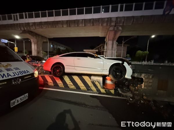 ▲▼羅女開賓士車恍神自撞大漢橋墩，車頭嚴重毀損，羅女頭、四肢受傷送醫             。（圖／記者陳以昇翻攝）