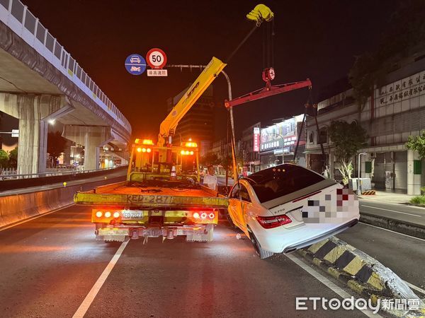 ▲▼羅女開賓士車恍神自撞大漢橋墩，車頭嚴重毀損，羅女頭、四肢受傷送醫             。（圖／記者陳以昇翻攝）